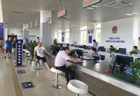 下午5点左右下班.   但全国各地车管所时间又稍有不同.