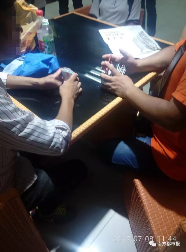 卧底网红奶茶店排队当托 一杯奶茶只要一分钱